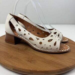 Pikolinos Melilla Chic Cream Women's Sandals with Cutout Design